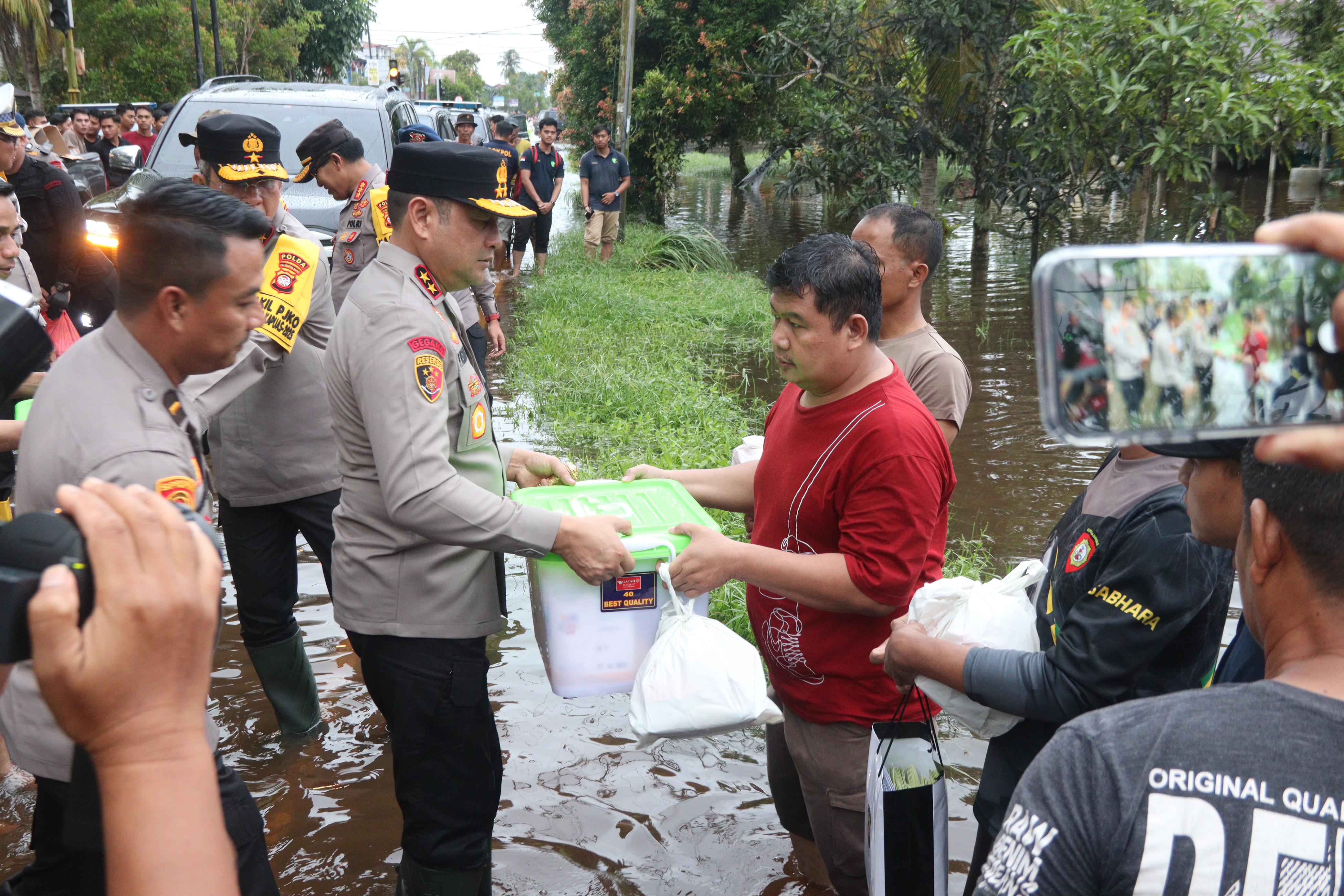 Sigap Kunjungi Daerah Banjir di Mempawah: Kapolda Kalbar bersama Tim Salurkan Bantuan kepada Warga Terdampak Bencana