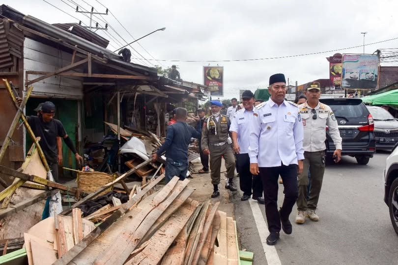 Pj Bupati Kubu Raya Pantau Proses Pembongkaran 24 Kios Pedagang Pasar Melati