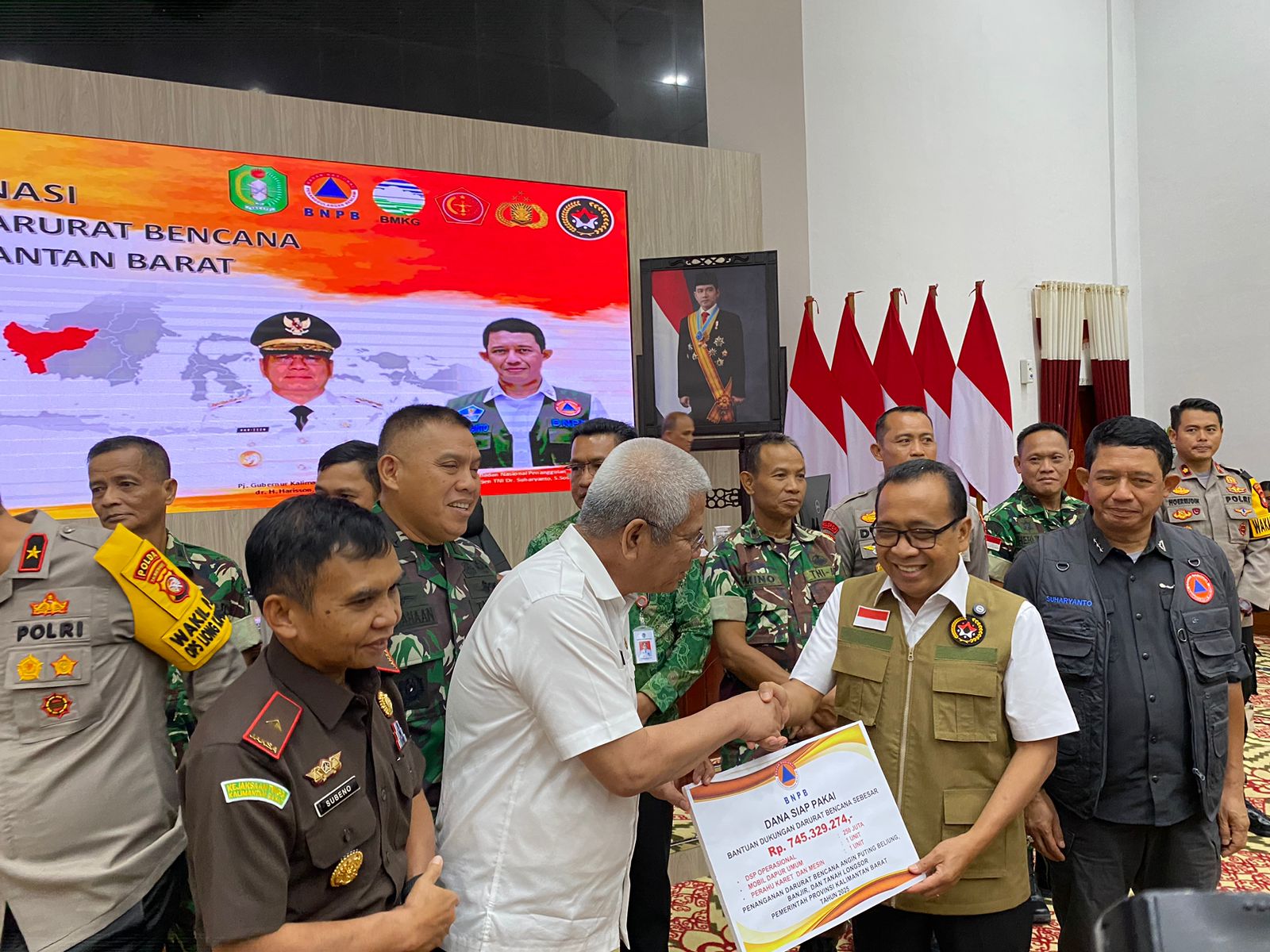 Menko PMK Beri Bantuan Penanganan Banjir ke Pemprov Kalbar