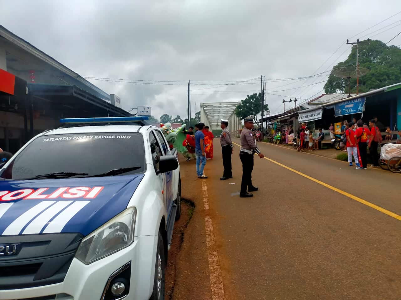 Satlantas Polres Kapuas Hulu Kawal Barongsai Keliling Kalis
