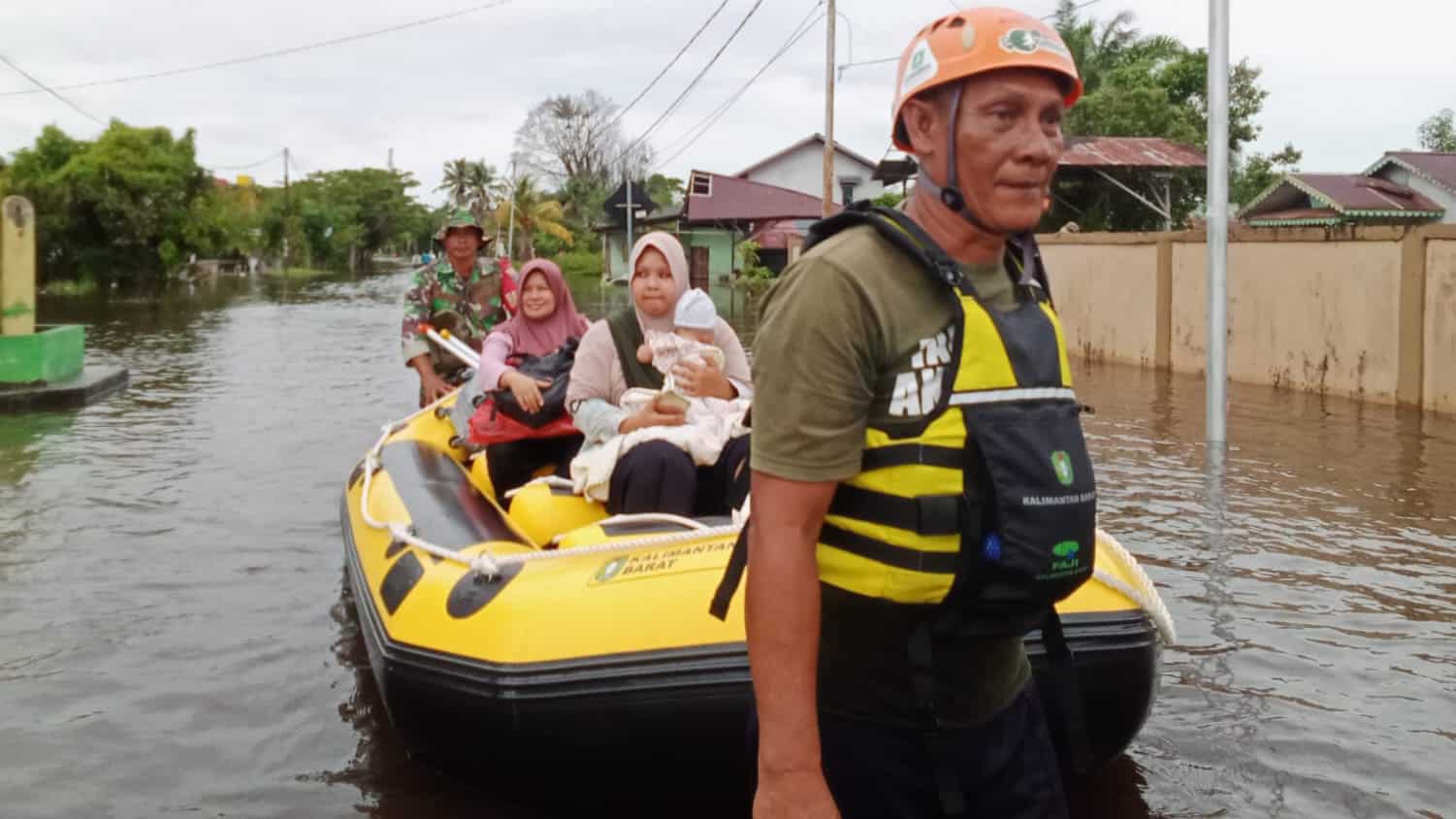 BNPB Apresiasi Relawan Banjir, Janjikan Satu Unit Perahu Karet Bermesin