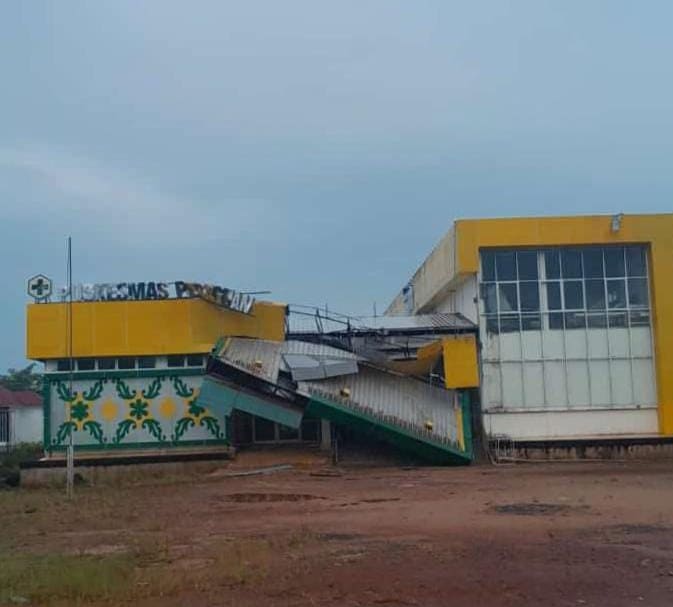 Diterjang Puting Beliung, Atap Puskesmas Pesaguan di Ketapang Roboh