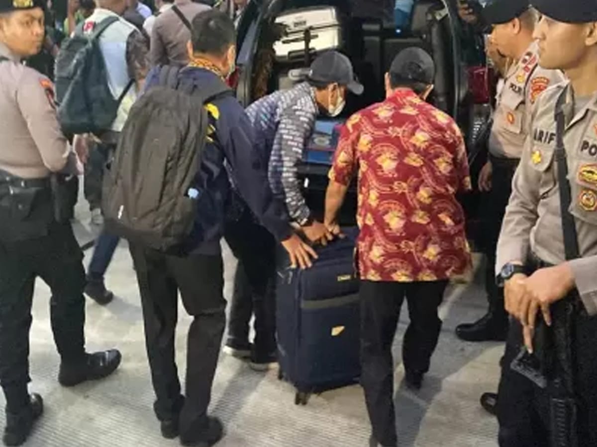 Penyidik KPK Bawa Koper Biru Usai Geledah Rumah Sekjen PDIP Hasto Kristiyanto di Bekasi