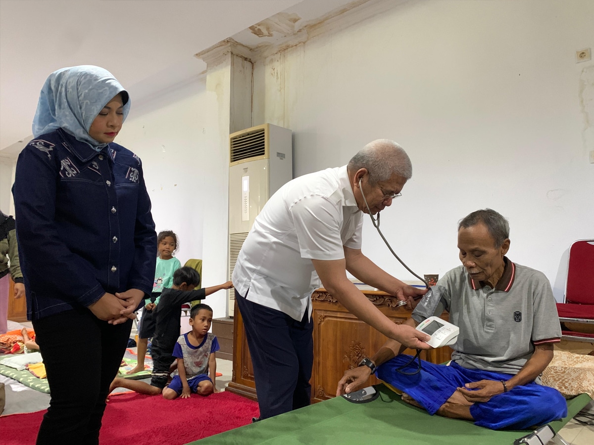 Sambangi Pengungsian, Pj Gubernur Harisson Periksa Kesehatan Warga Terdampak Banjir