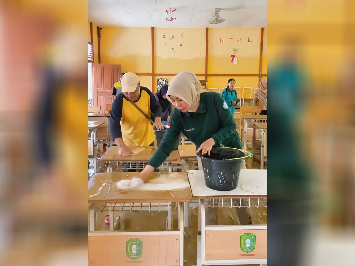 Terobos Banjir, Kadisdikbud Kalbar Kunjungi SMAN 1 Sekayam yang Terendam