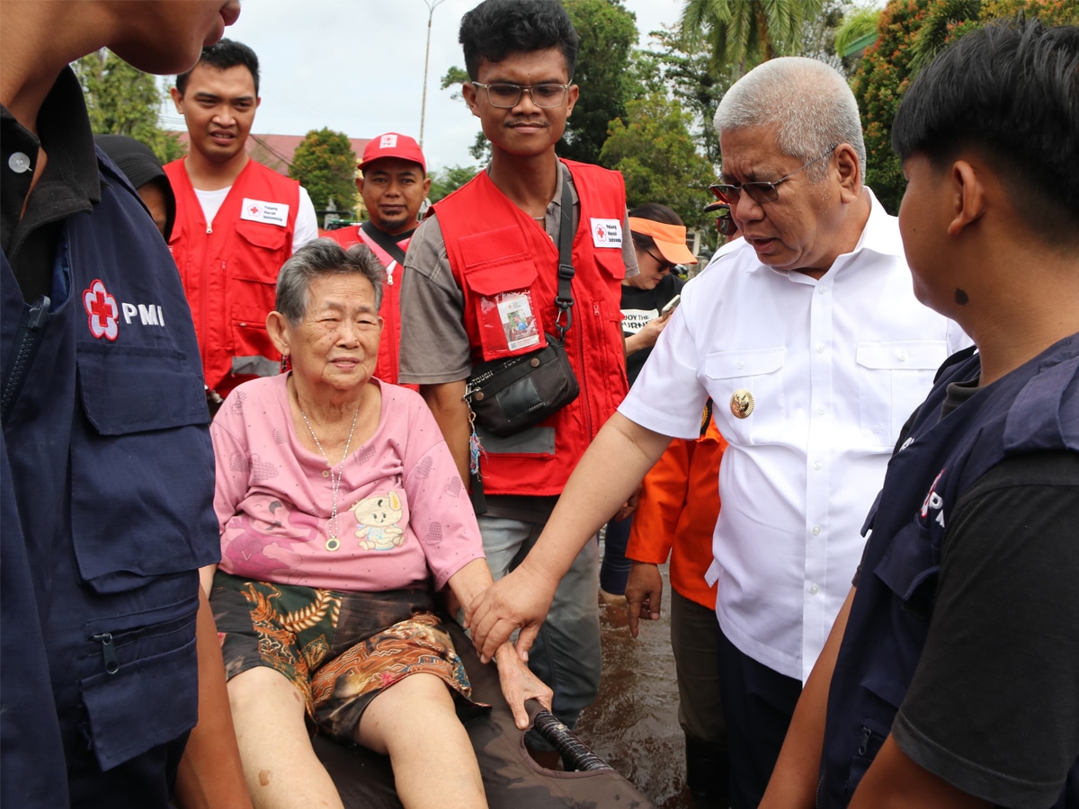 Terobos Banjir, Pj Gubernur Harisson Serahkan Bantuan untuk Warga Mempawah