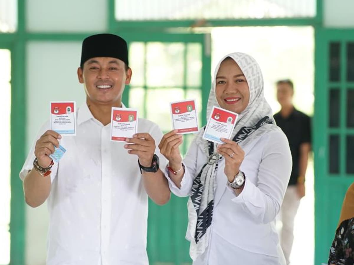 Wabup Wahyudi Hidayat dan Istri Salurkan Hak Pilih di Pilkada Kapuas Hulu 2024