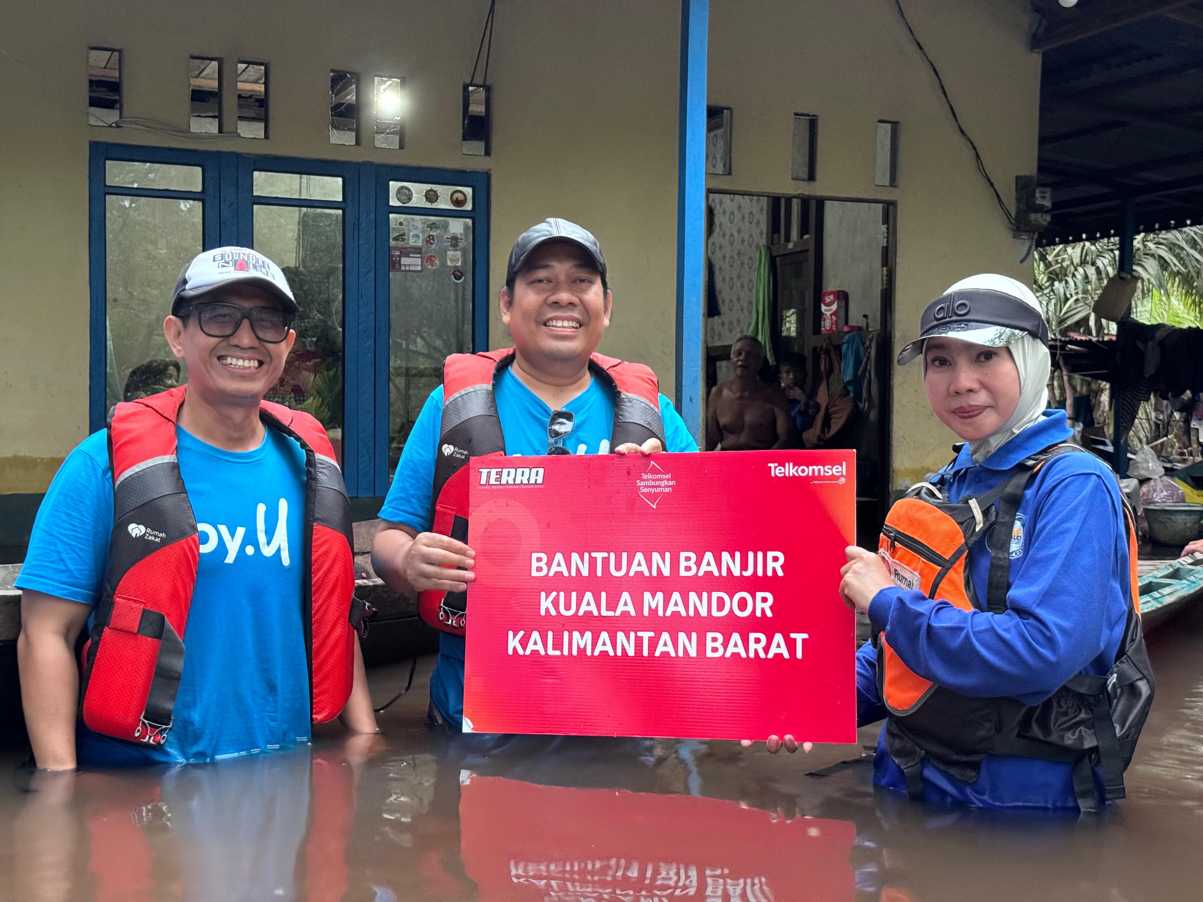 Telkomsel Salurkan Bantuan Banjir Bagi Warga Terdampak di Kalbar