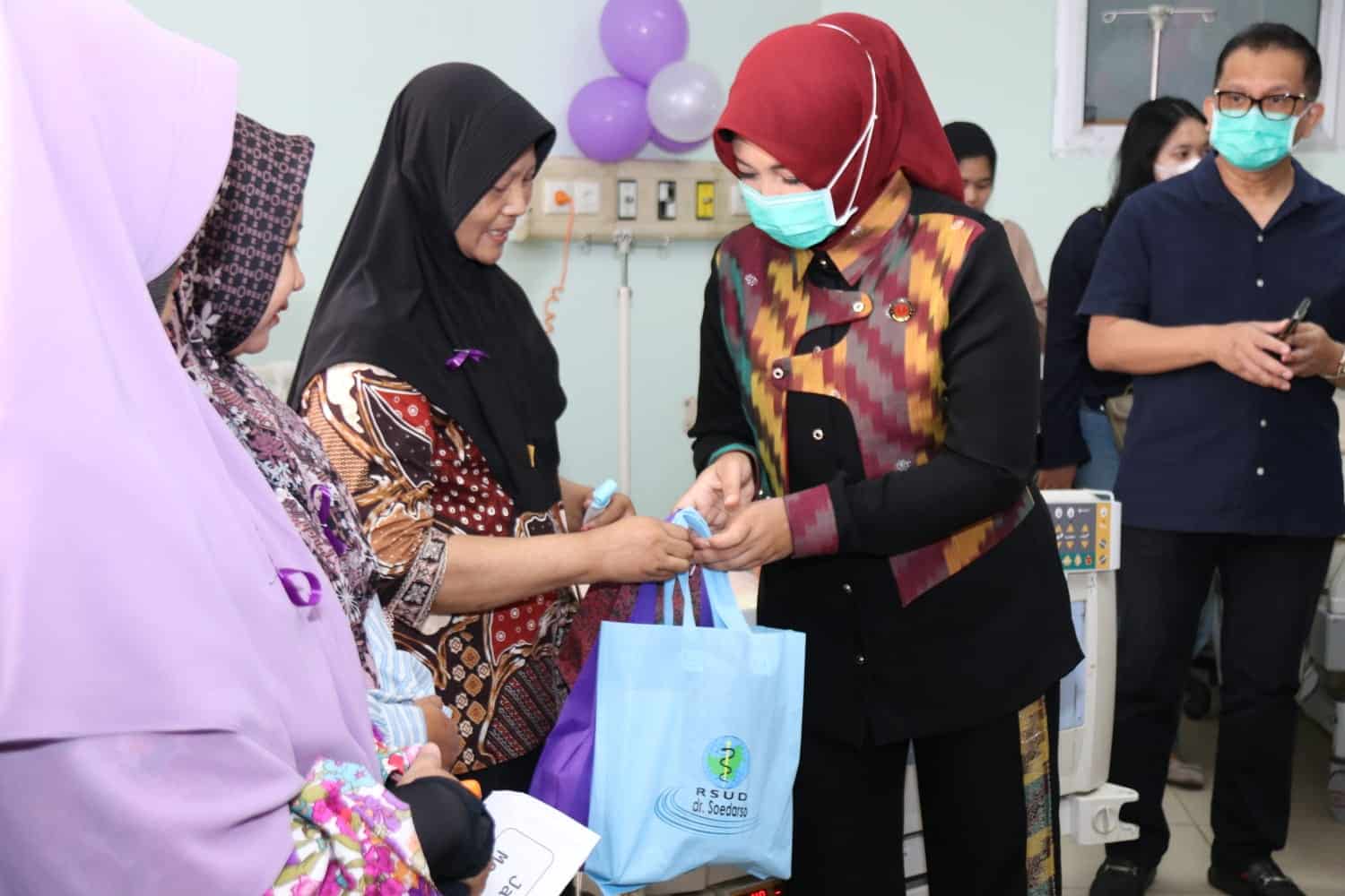 YKI Kalbar Berbagi Kado dan Semangati Pejuang Kanker di RSUD Soedarso