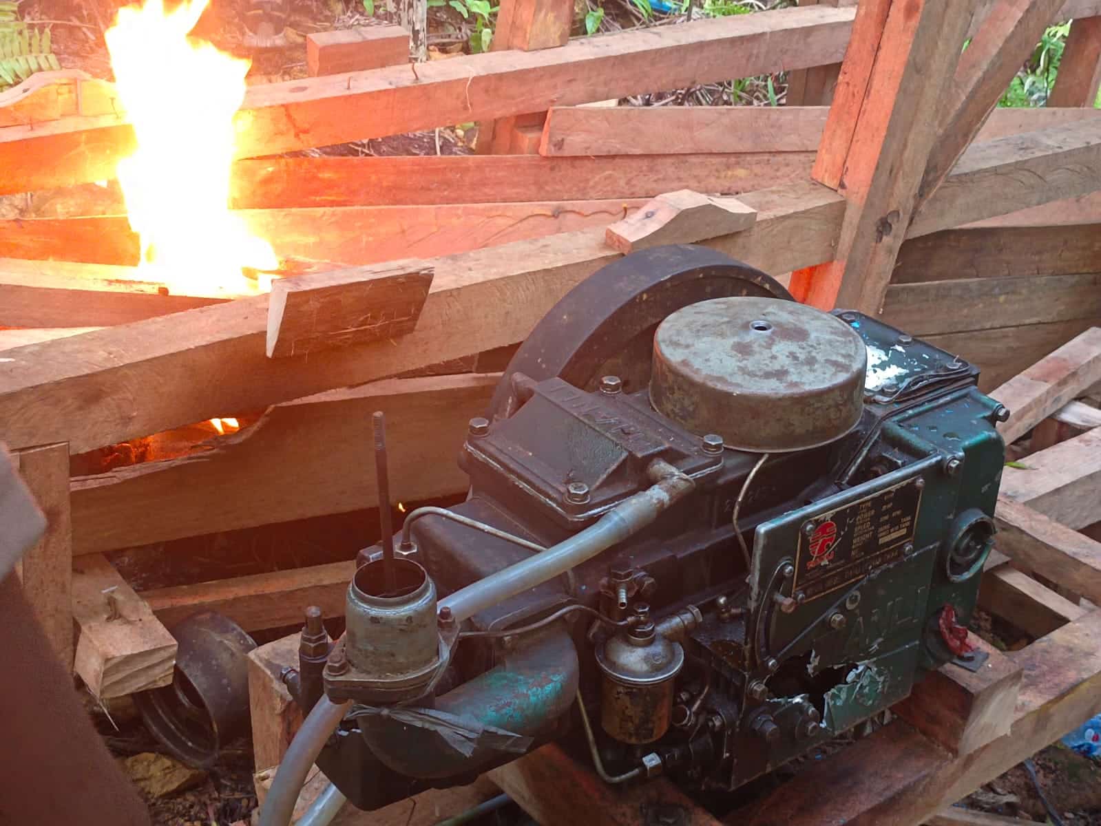 Tegas! Polsek Silat Hulu Bakar Alat PETI di Bukit Sembilang