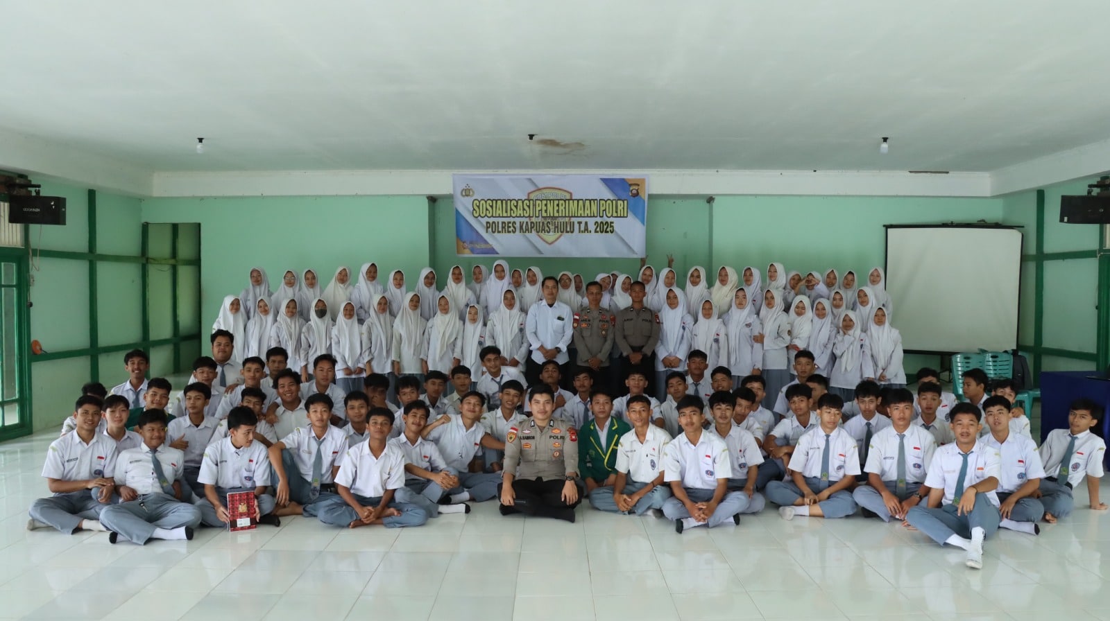 Polres Kapuas Hulu Sosialisasikan Penerimaan Anggota Polri kepada Siswa MAN 1 dan SMKN 1 Putussibau