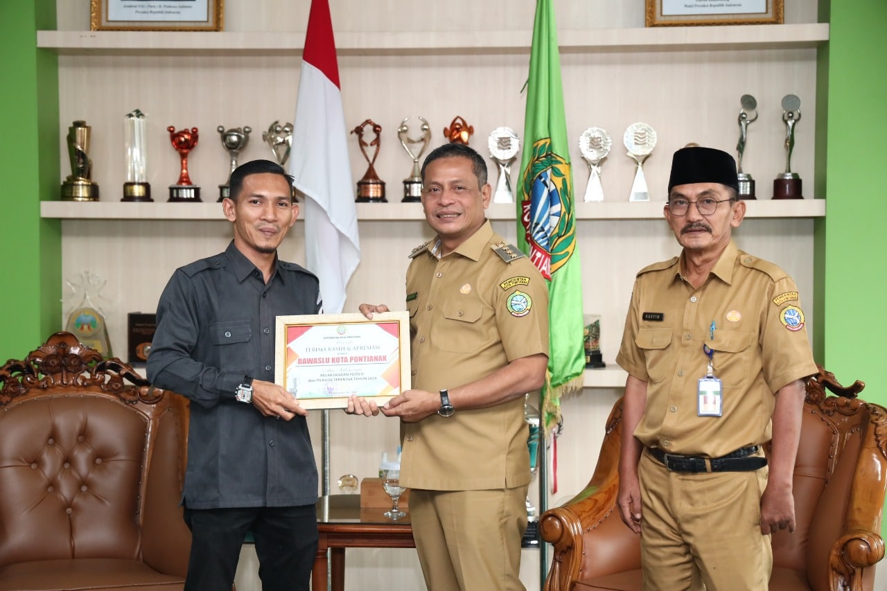 Apresiasi Penyelenggara Pemilu, Edi Serahkan Sertifikat Penghargaan