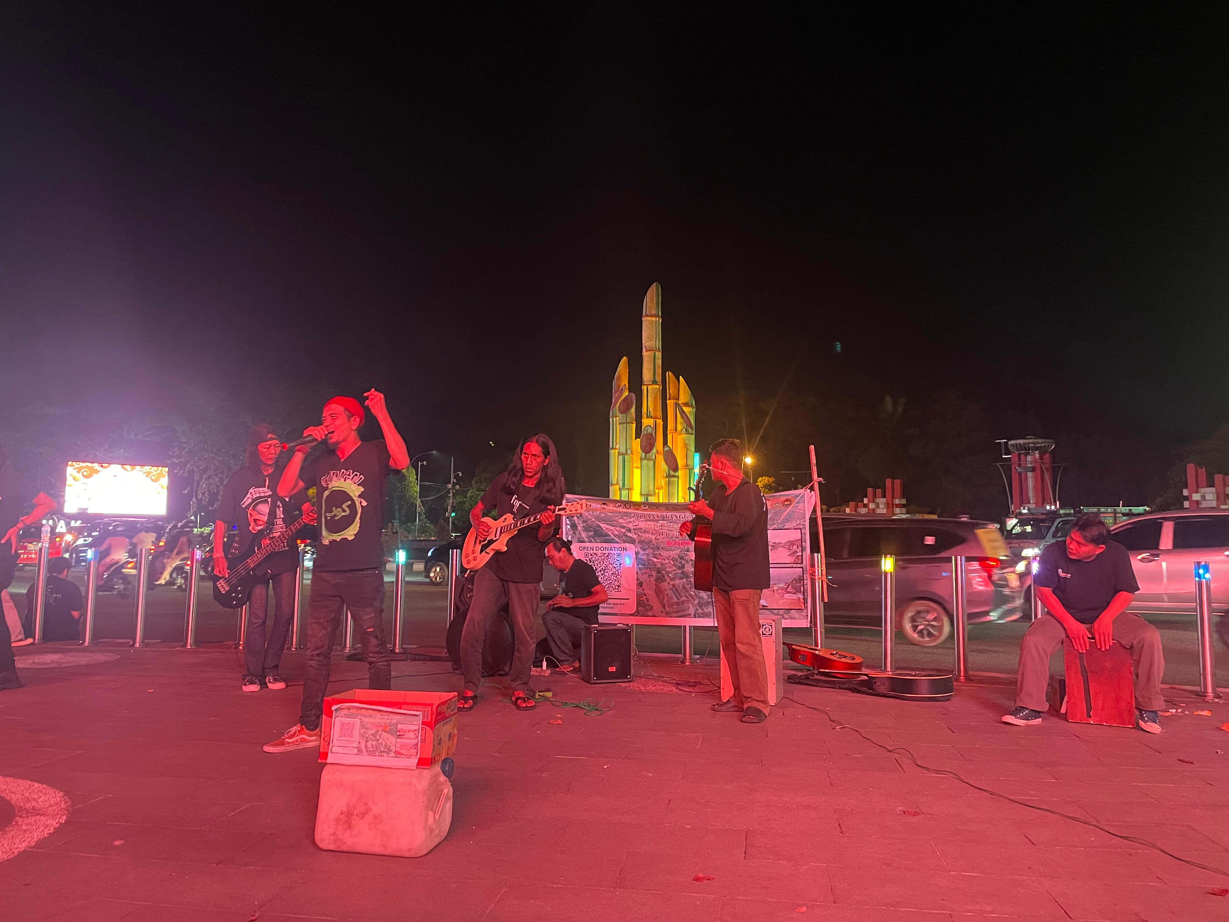 Aliansi Tanggap Bencana Bumi Khatulistiwa Lakukan Aksi Ngamen Amal untuk Korban Banjir