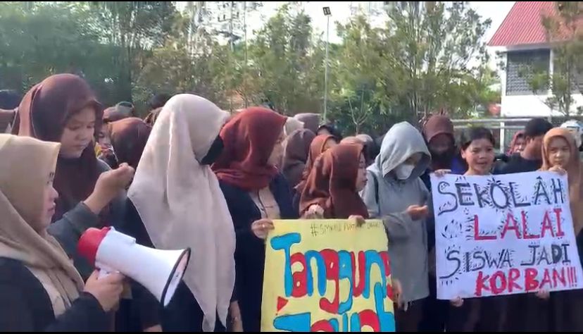 Gagal SNBP Akibat Kelalaian Sekolah, Ratusan Siswa SMKN 1 Pontianak Gelar Aksi Protes