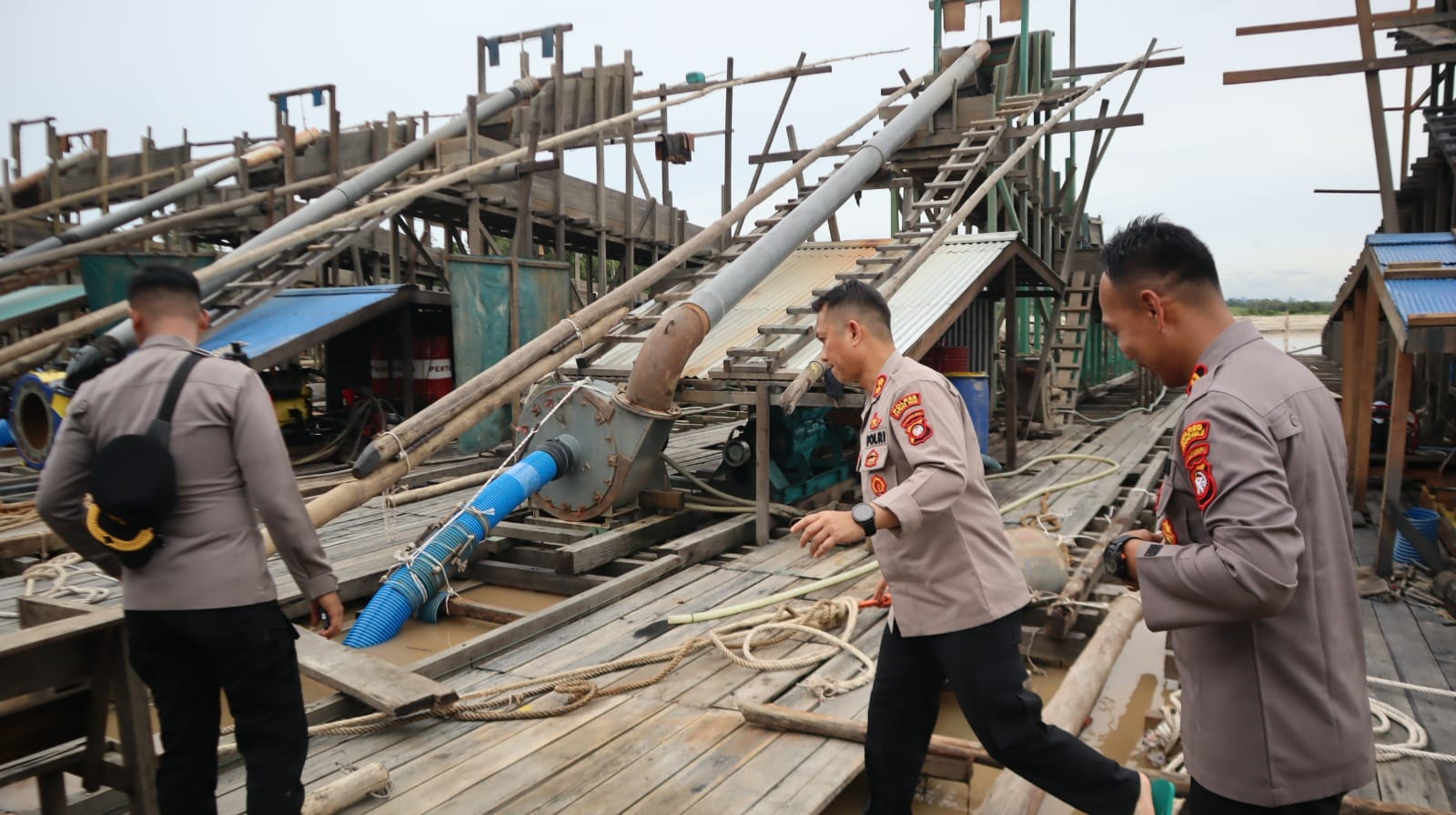 Kapolres Kapuas Hulu Pimpin Razia PETI di Boyan Tanjung, Puluhan Orang Diamankan