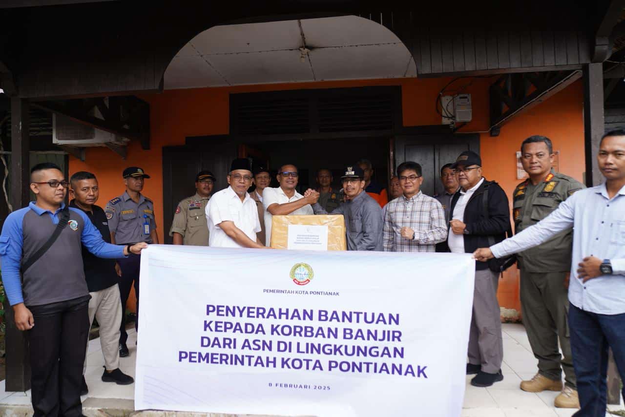 Pj Wako Pontianak dan Jajaran Serahkan Bantuan Sembako dan Pakaian ke Mempawah dan Sambas