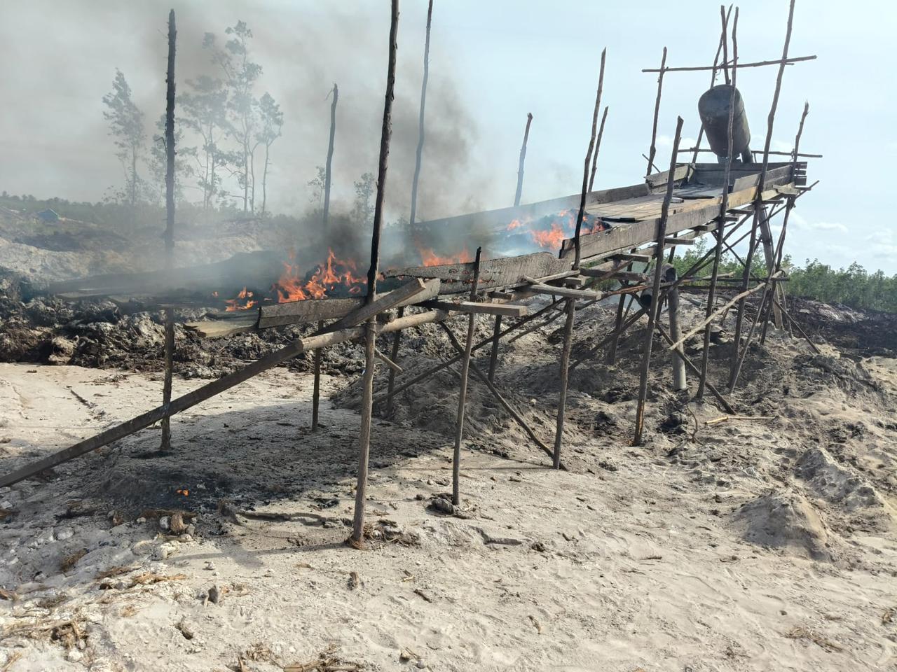 Polisi Bakar Sisa Peralatan PETI di Wilayah MHS Ketapang