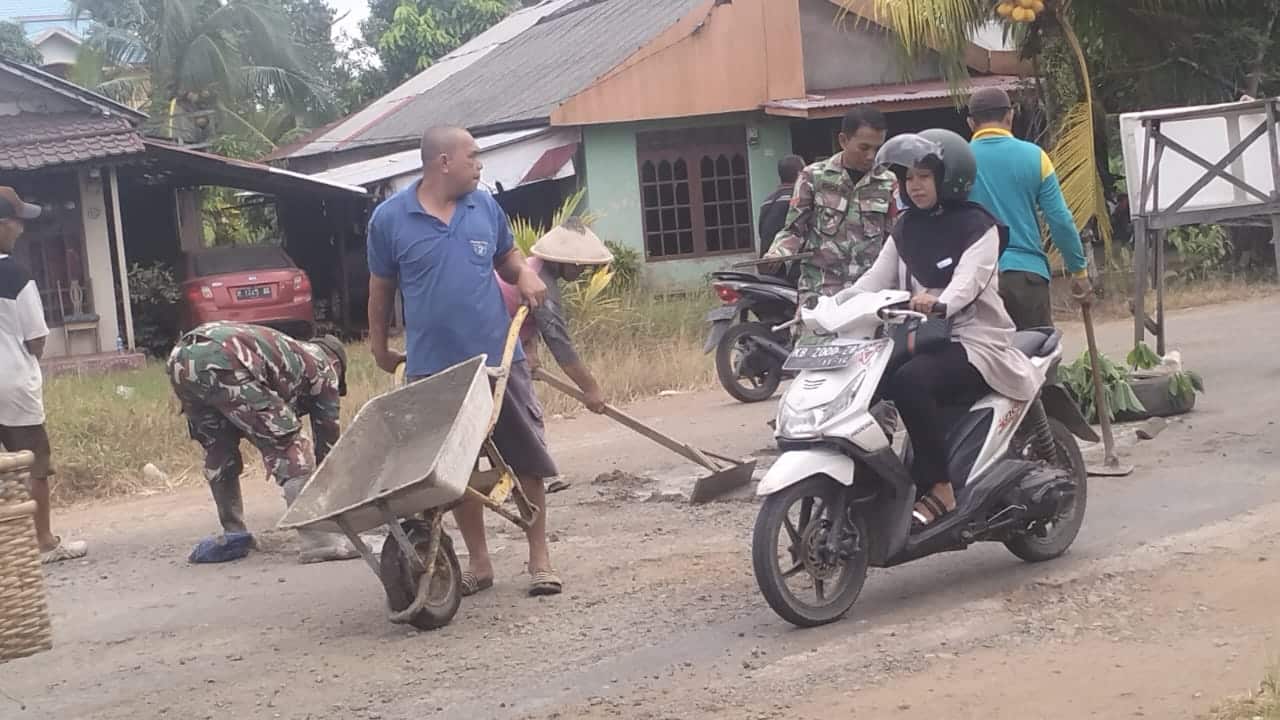 Muspika dan Warga Gotong Royong Perbaiki Jalan Rusak di Kelurahan Banjar Benua Kayong