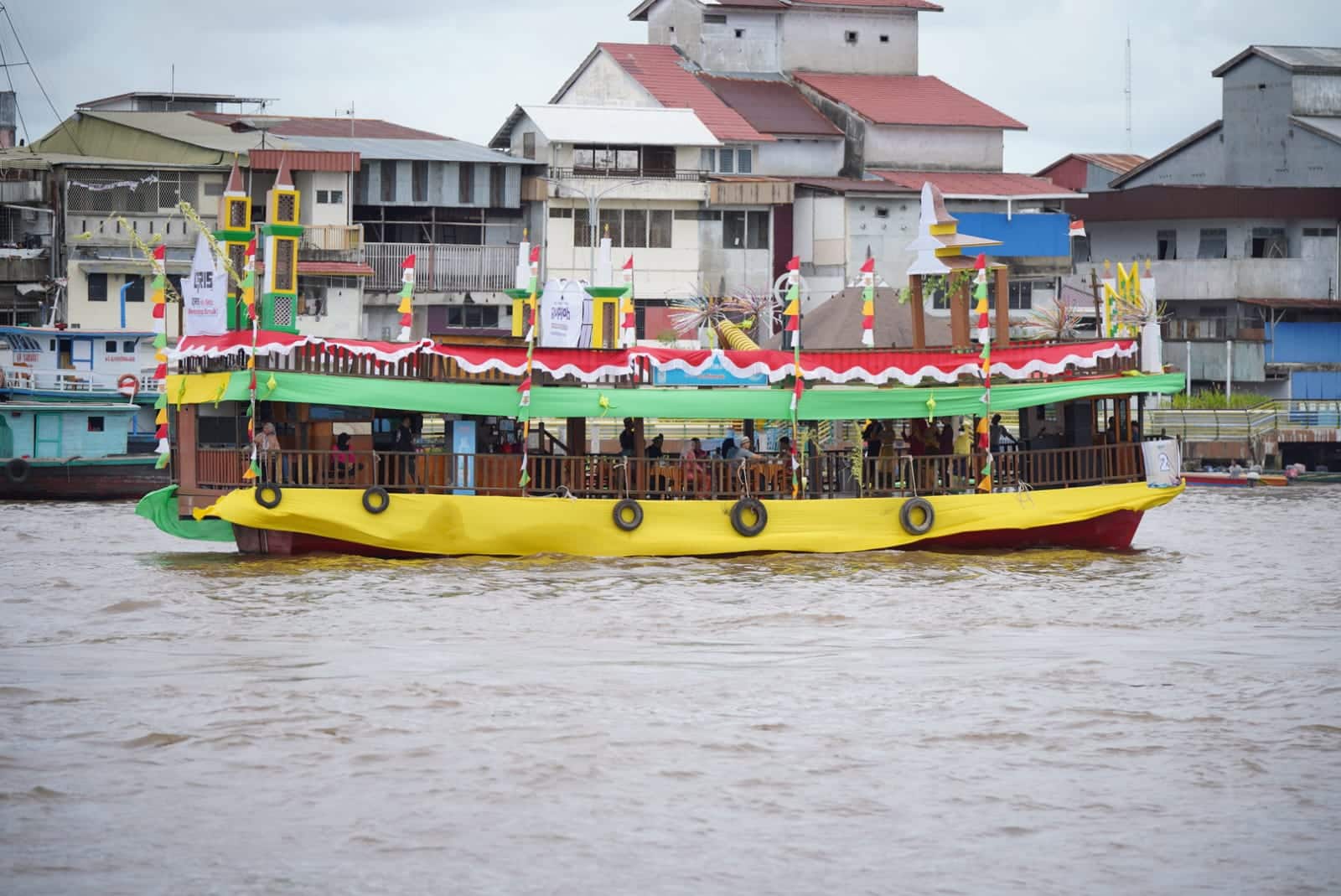 Kota Pontianak Juara 1 Lomba Kapal Hias Saprahan Khatulistiwa