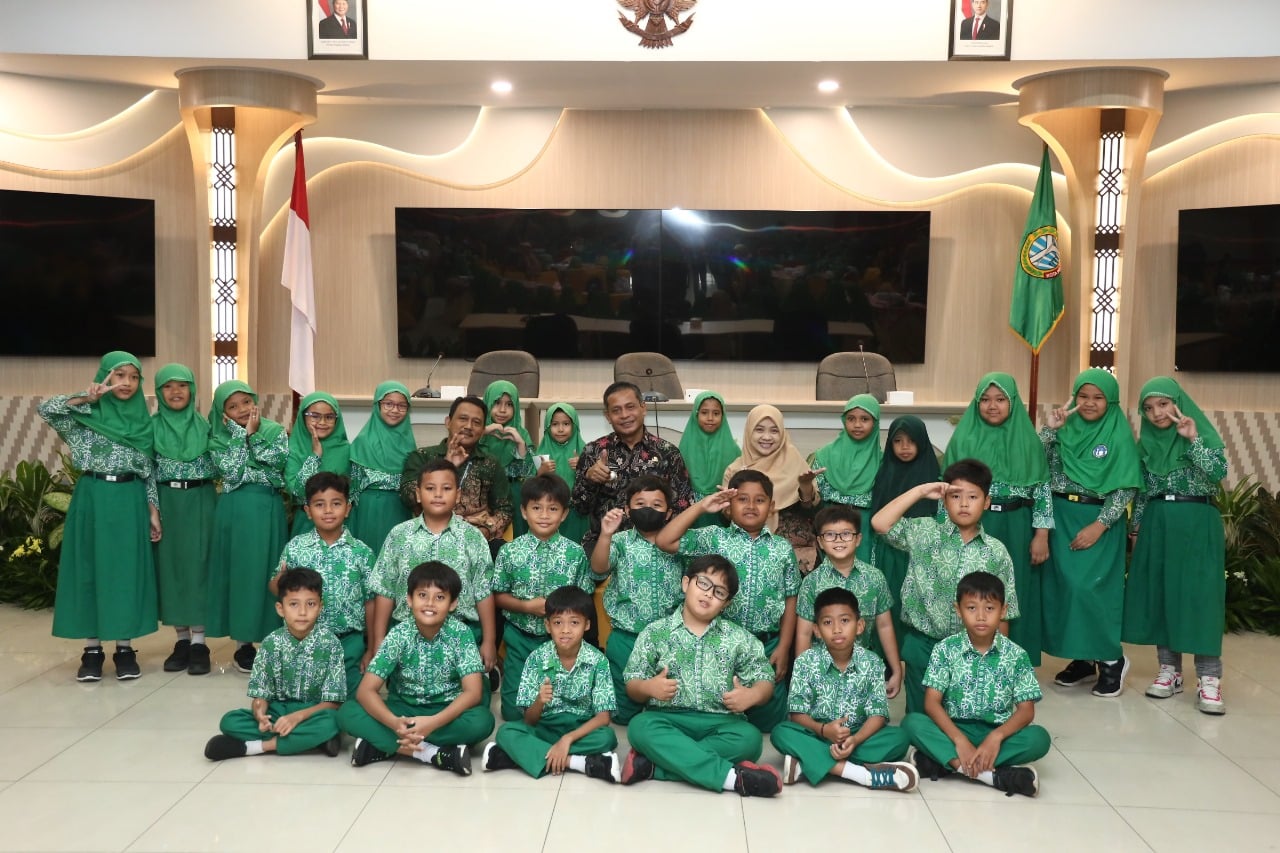 Siswa SD Al Azhar Kunjungi Kantor Wali Kota Pontianak, Edi Suryanto: Kenalkan Pemerintahan Sejak Dini
