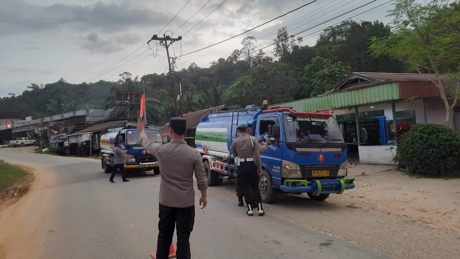 Cegah Barang Ilegal, Tim Gabungan Perketat Pintu Perbatasan Kapuas Hulu - Sintang