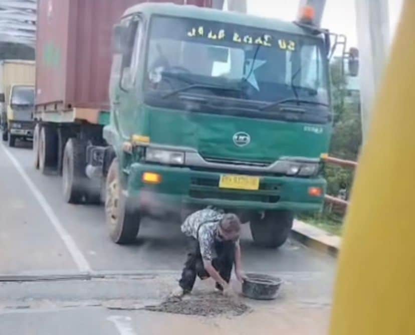 Viral Aksi Sopir Kontainer Tambal Jalan Berlubang di Jembatan Kuala Ambawang