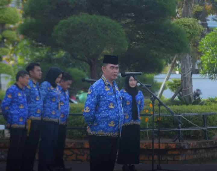 Asisten Bidang Pemerintahan dan Kesra Pimpin Apel Senin Pagi di Kantor Bupati Ketapang