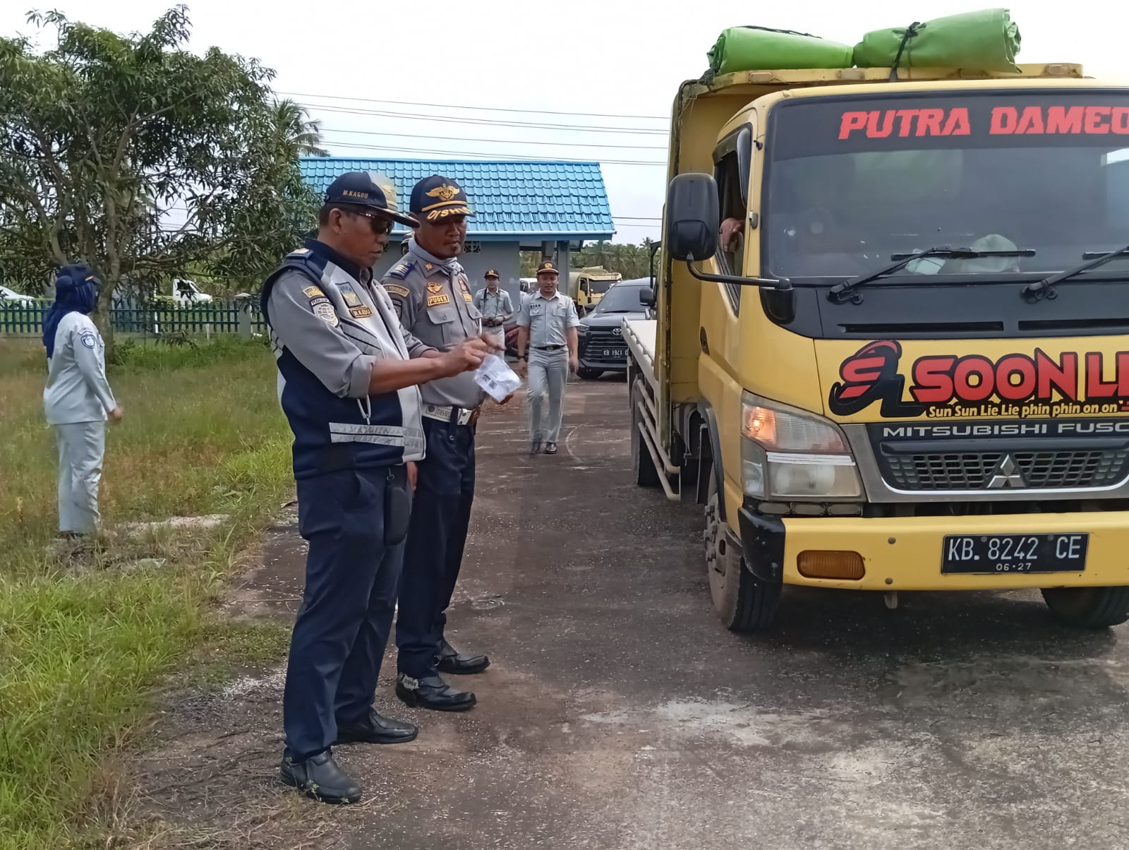 Tim Gabungan Tilang 32 Kendaraan Bermasalah di Mempawah, Termasuk Taksi Ilegal
