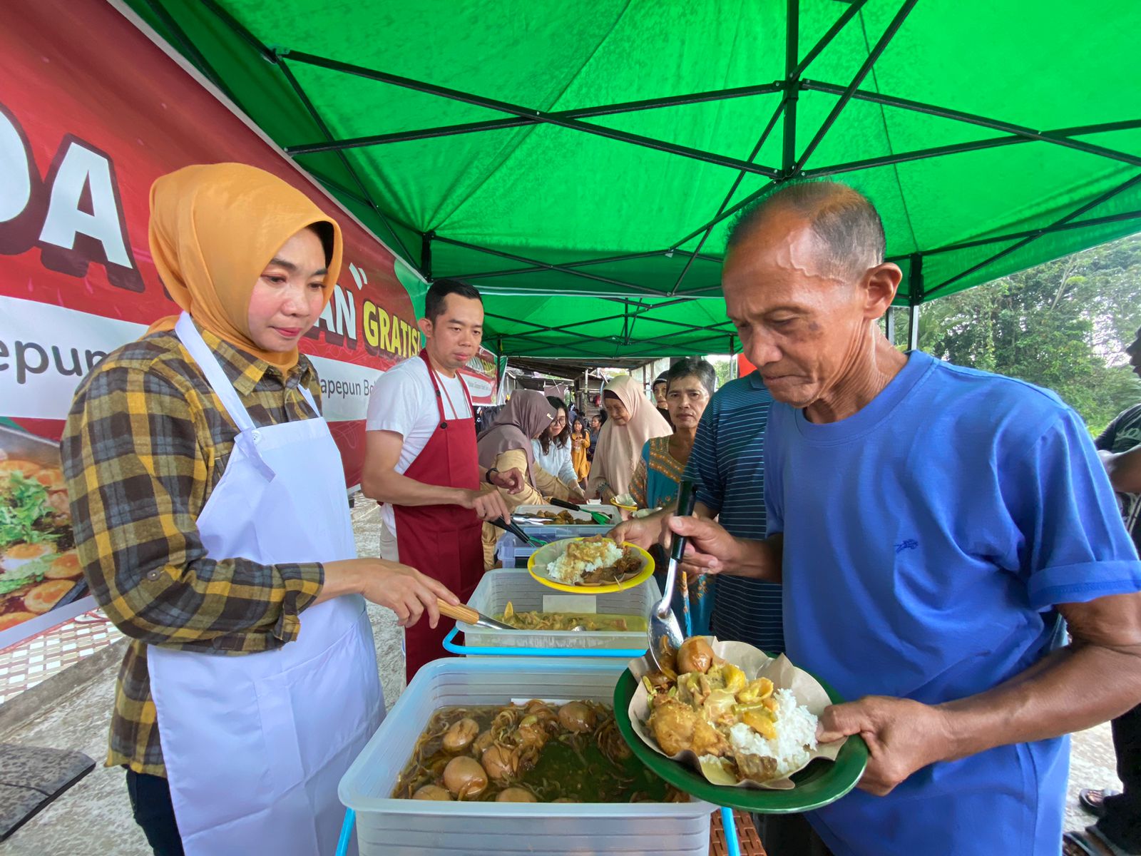 Rita Hastarita Sajikan Makanan Sehat Gratis bagi Warga Gang Angket Pontianak