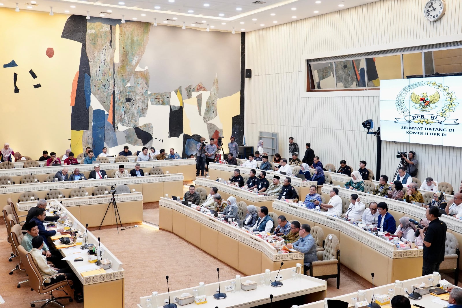 Rapat dengan Komite I DPD RI, Menteri Nusron Tegaskan Komitmen Kepastian Hukum Tanah Ulayat