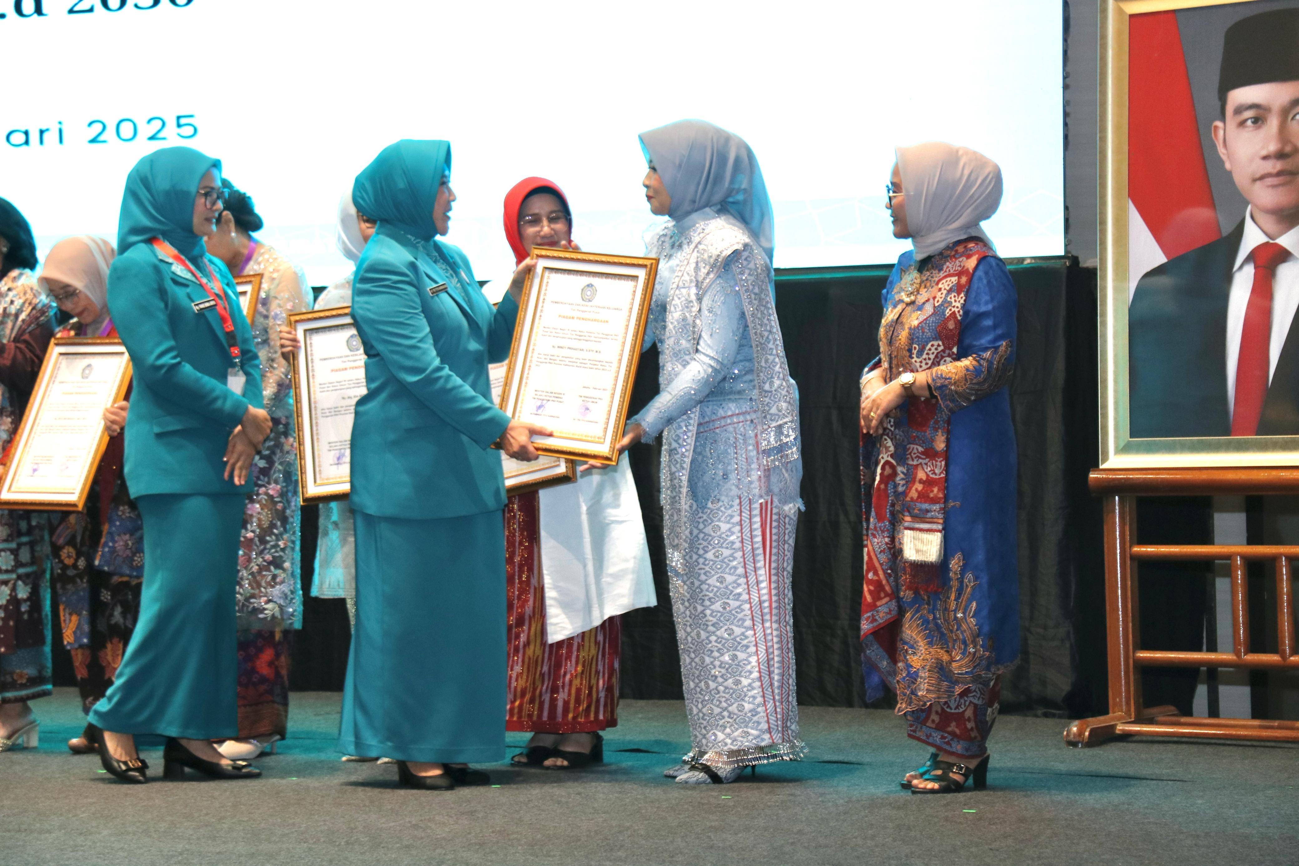 Windy Prihastari Terima Penghargaan dari Mendagri dan Ketum TP PKK