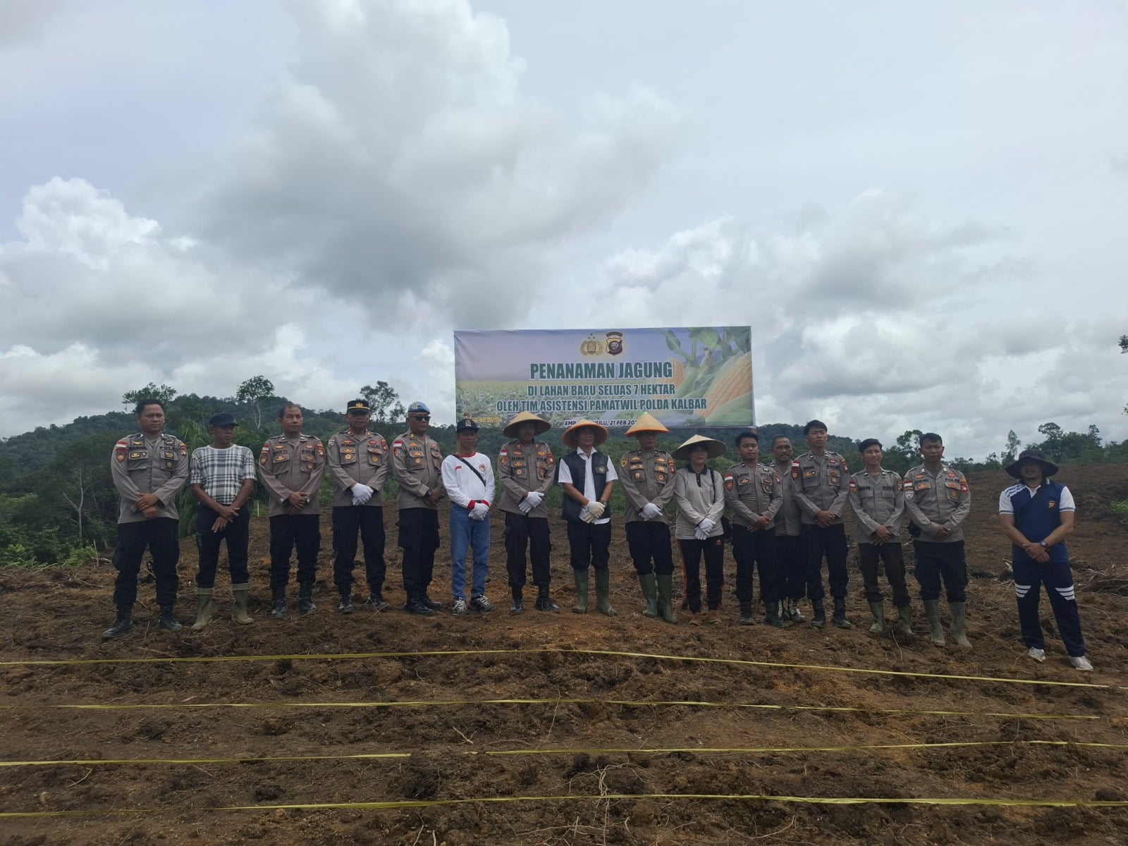 Tim Asistensi Pamatwil Ketahanan Pangan Polda Kalbar Lakukan Pengecekan Lahan dan Penanaman Jagung di Embaloh Hulu