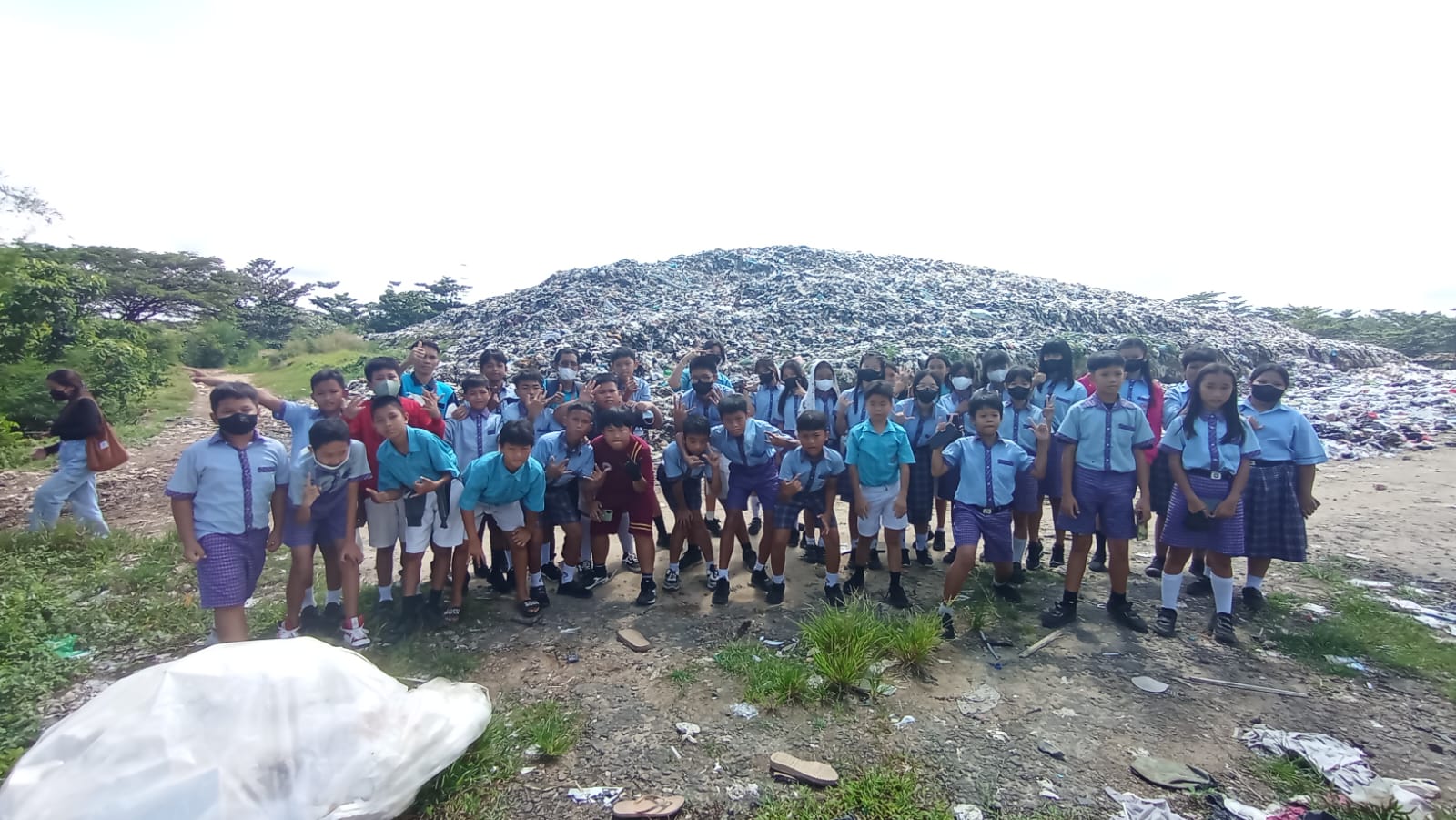 Study Tour ke TPA Sungai Awan, Murid SD Santa Monica Ketapang Belajar Pengelolaan Sampah