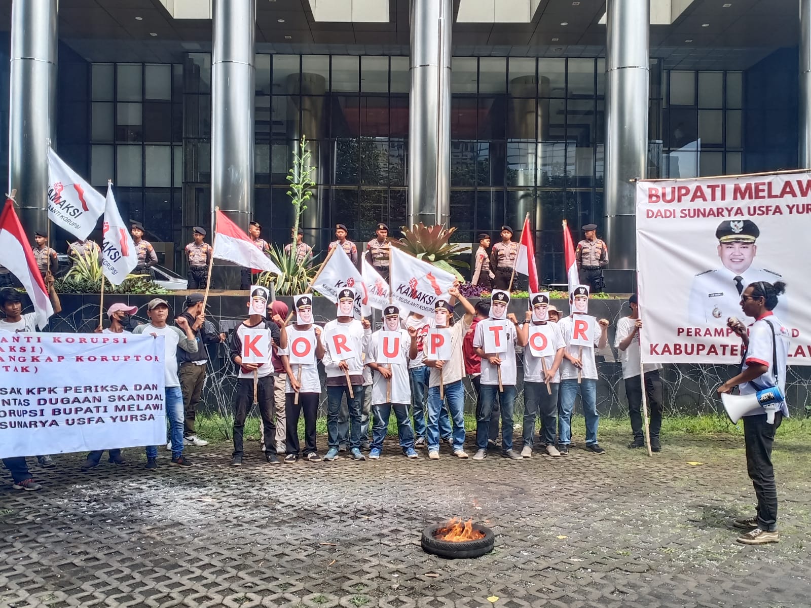 Tepat di Hari Ulang Tahun Bupati Melawi Dadi Sunarya, Kamaksi Gelar Aksi Bakar Ban di Depan KPK