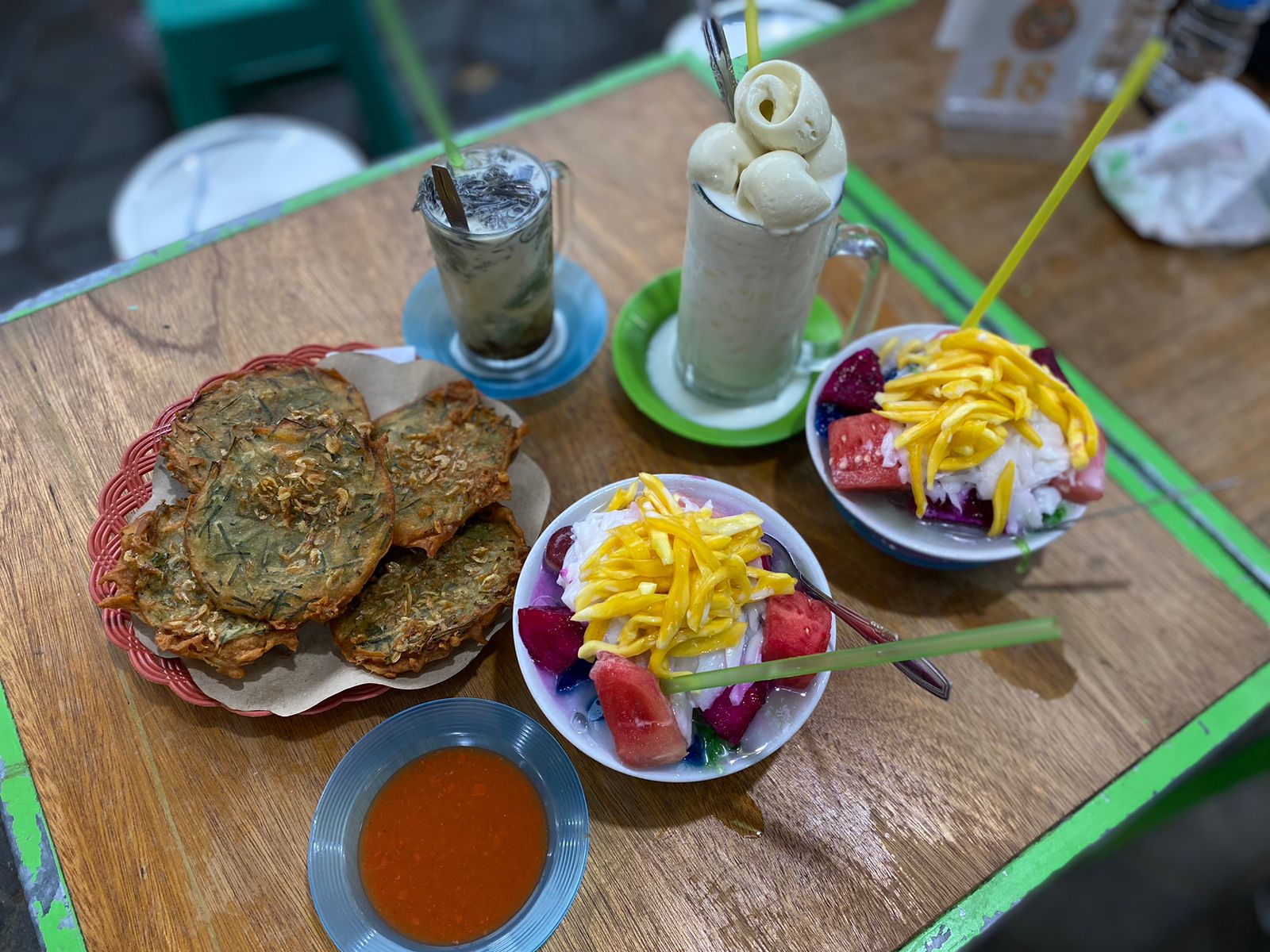 Mencicipi Es Buah Seroja di Pontianak dengan Topping Buah yang Melimpah