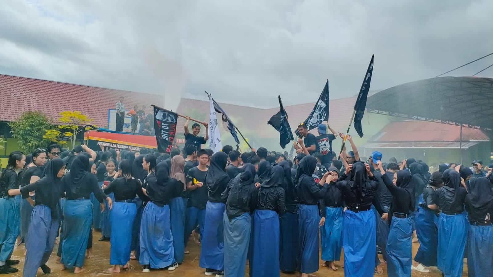 Ratusan Siswa SMAN 1 Sungai Pinyuh Rayakan Kelulusan dengan Foto dan “Mandi” Bersama di Halaman Sekolah