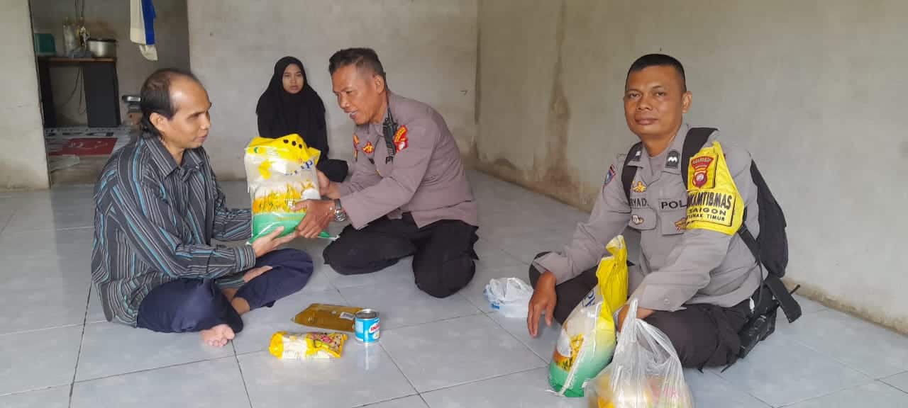 Jelang Ramadhan, Binmas Polsek Pontianak Timur Berbagi Sembako ke Warga Disabilitas