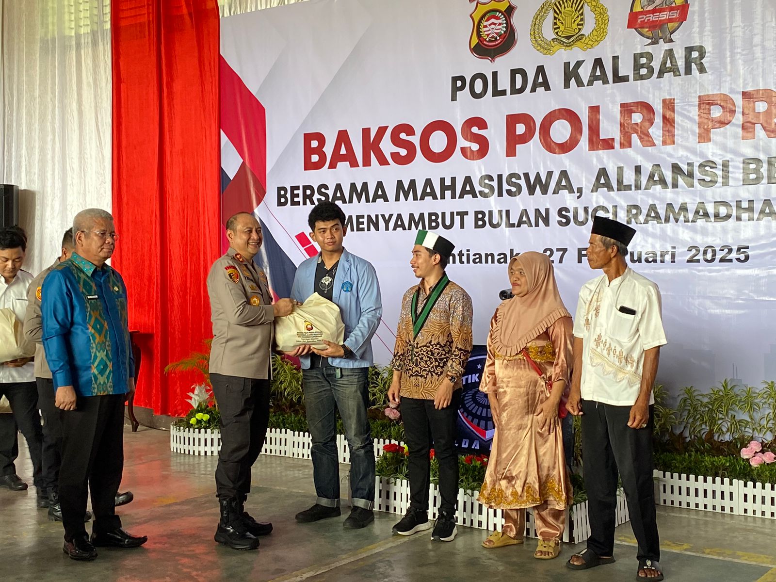 Baksos Polri Persisi, Polda Kalbar Bagikan Ribuan Paket Sembako