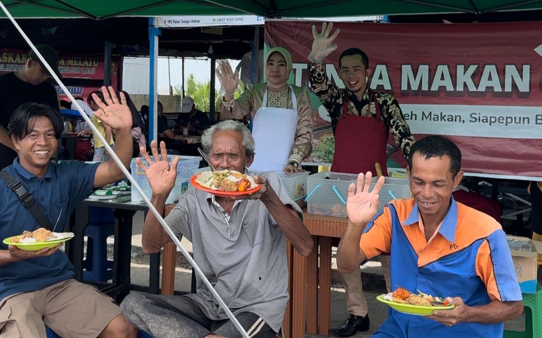 Rita Hastarita Luncurkan Program Makan Sehat Gratis kepada Masyarakat Nelayan Sungai Kakap