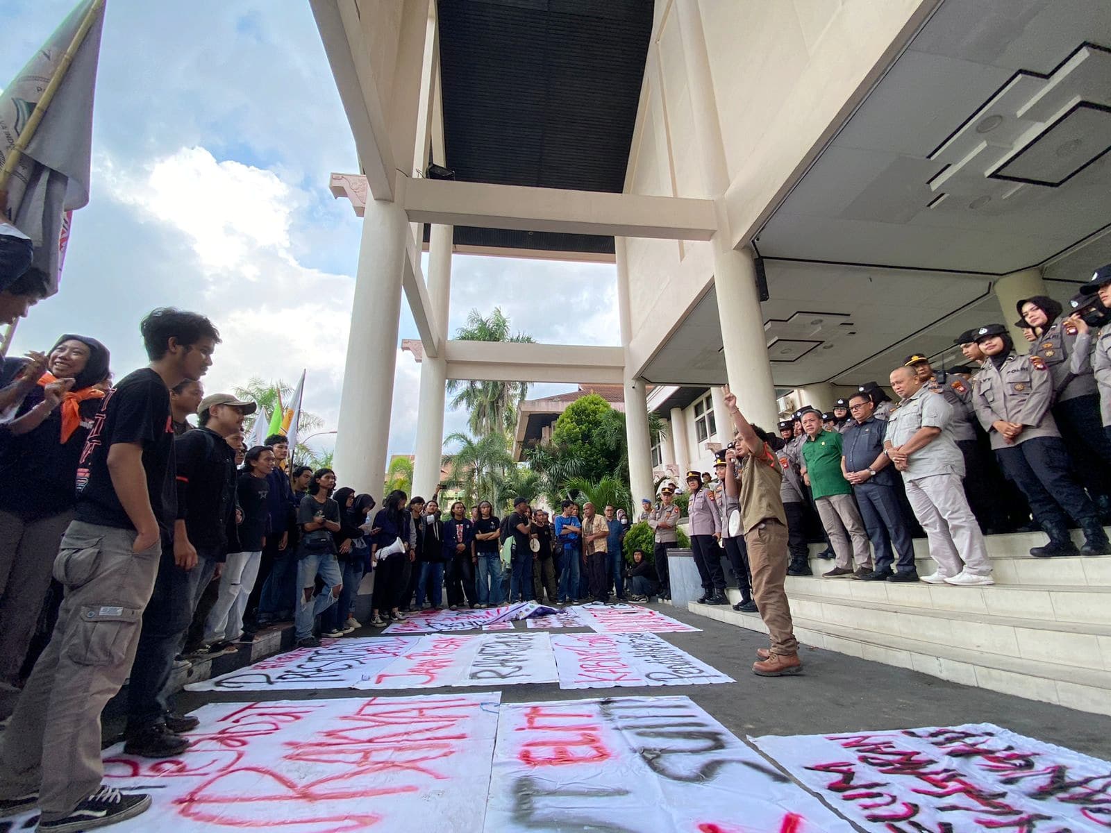 Tolak Keras Efisiensi Anggaran, Mahasiswa Kalbar Gelar Aksi Demo