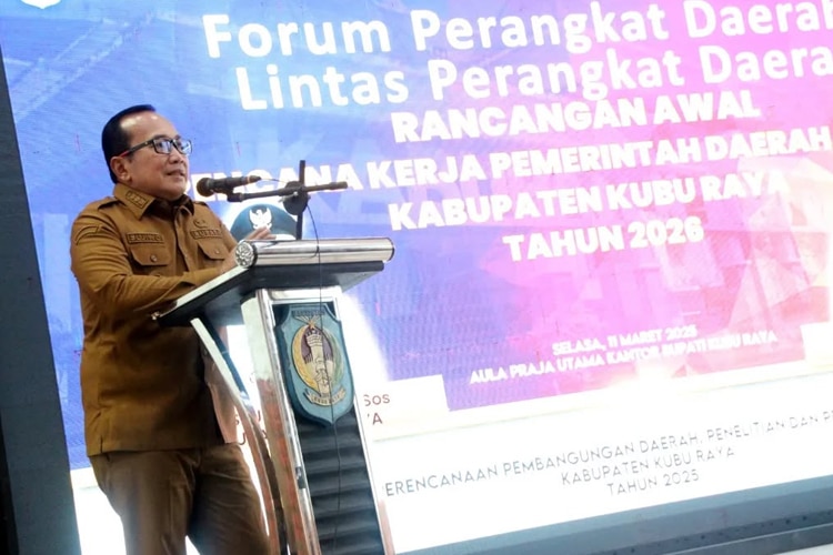 Tolak Mobil Dinas Baru, Bupati Sujiwo Alihkan Rp2 Miliar untuk Perbaikan Jalan