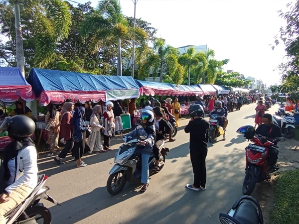 Hari Pertama Puasa Ramadhan 1446 H, Warga Ketapang Serbu Takjil di Pasar Juadah