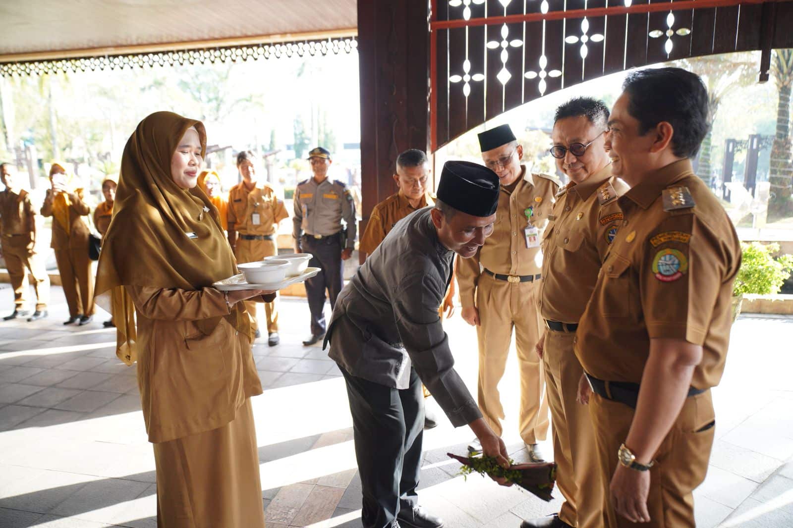 Hari Pertama Berkantor, Edi Kamtono Langsung Pimpin Apel ASN