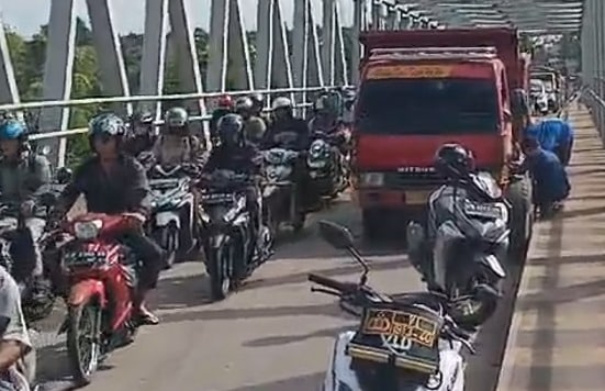 Truk Mogok di Jembatan Kapuas II, Lalu Lintas Lumpuh Dua Jam