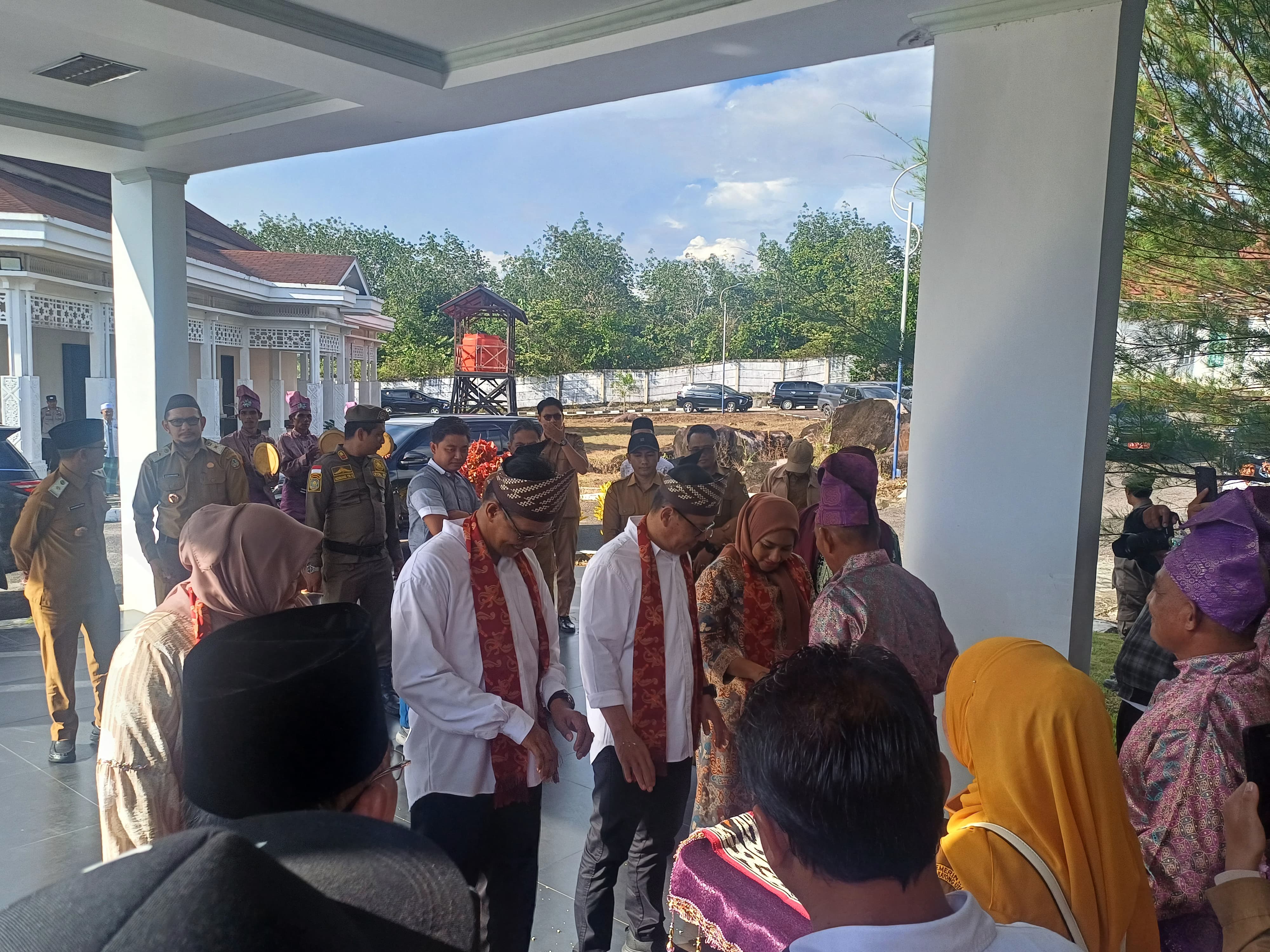 Disambut Meriah, Romi-Amru Tiba di Tanah Bertuah