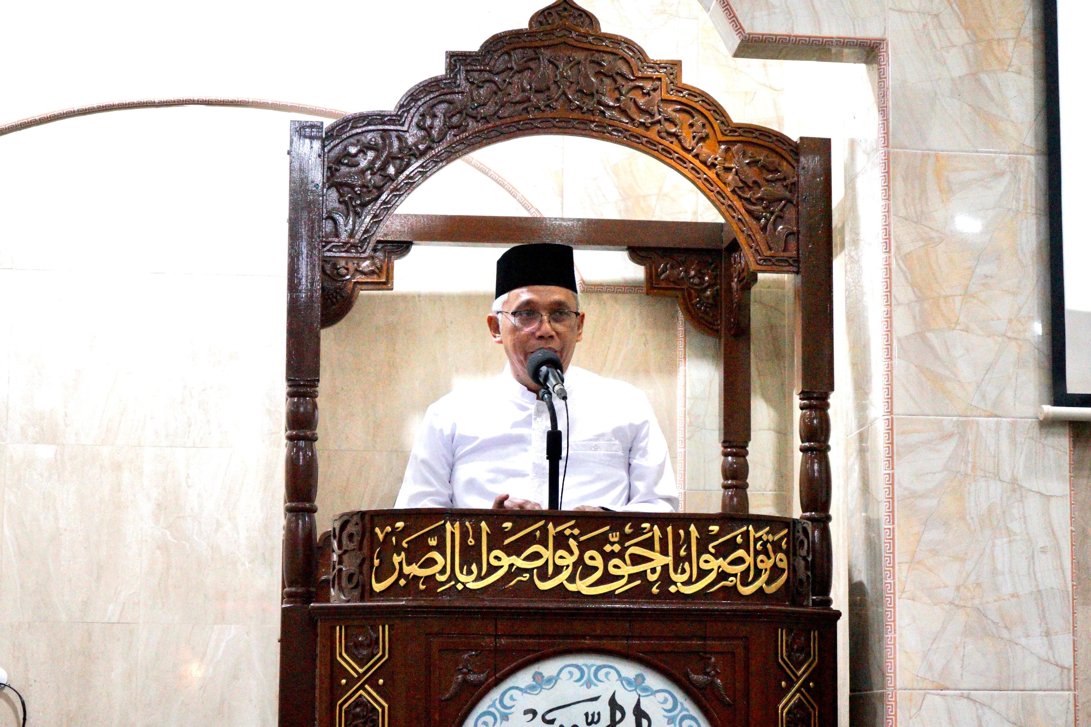 Sekda Amirullah Sampaikan Program Strategis untuk Kesejahteraan Warga di Masjid Al Muhtadin Untan