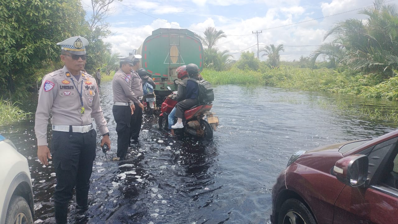 Banjir di Jalan Trans Kalimantan Sebabkan Lalu Lintas Macet 7 Km