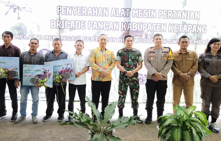 Bupati dan Wakil Bupati Ketapang Serahkan Bantuan Alat serta Mesin Pertanian kepada Brigade Pangan
