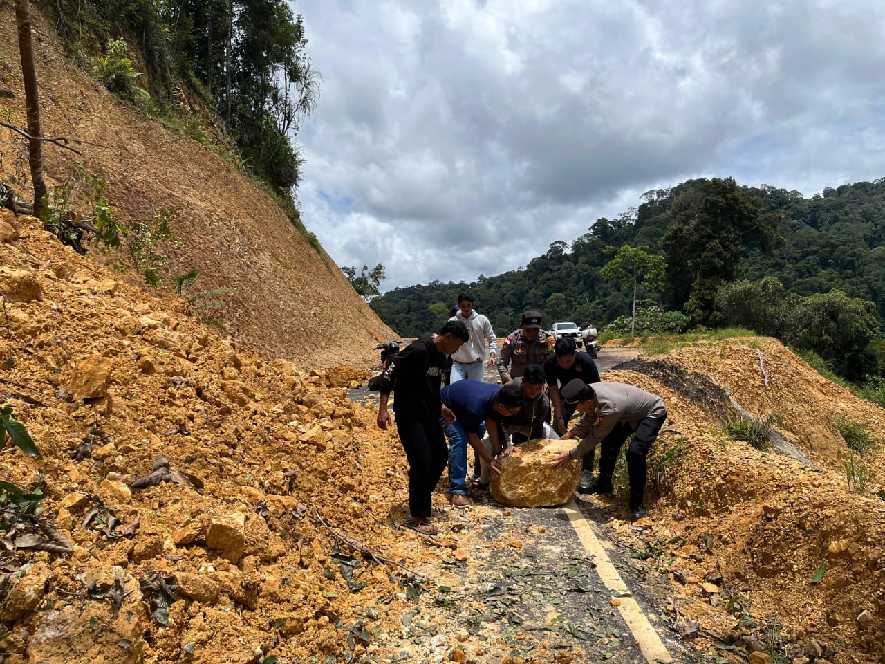 Polsek Putussibau Selatan bersama Warga Bersihkan Jalan Lintas Timur Akibat Longsor