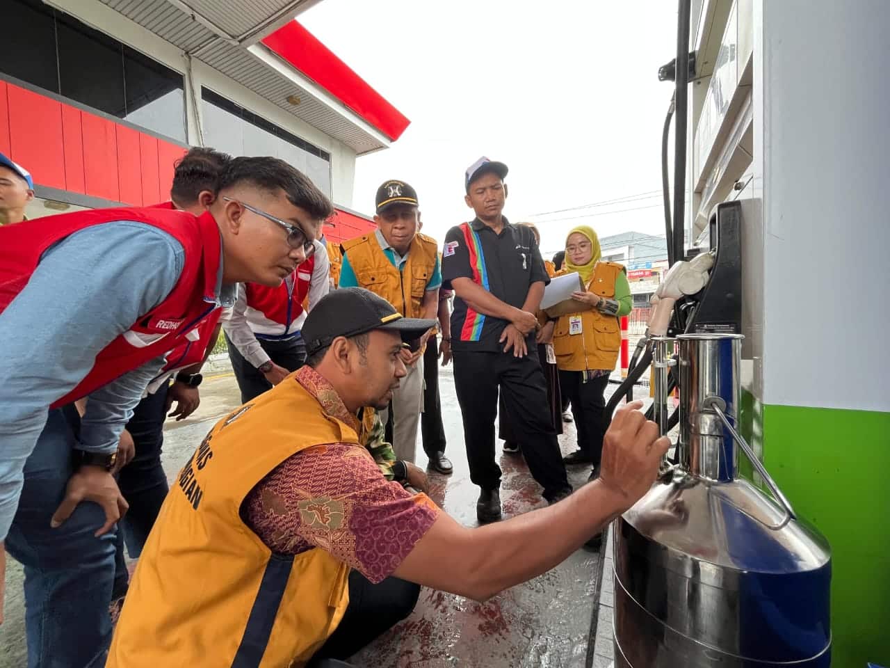 Pastikan Kualitas Layanan, Tim Pengawas Lakukan Uji Tera Pompa di SPBU Coco Paris II